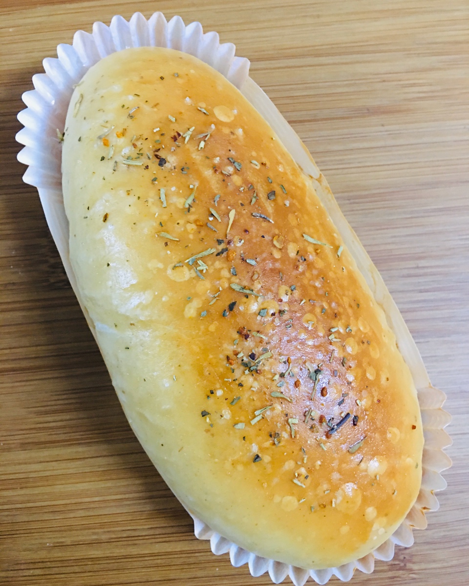 集合了冷藏中种和液种法，打造咸香松软的奶酪海苔软面包
