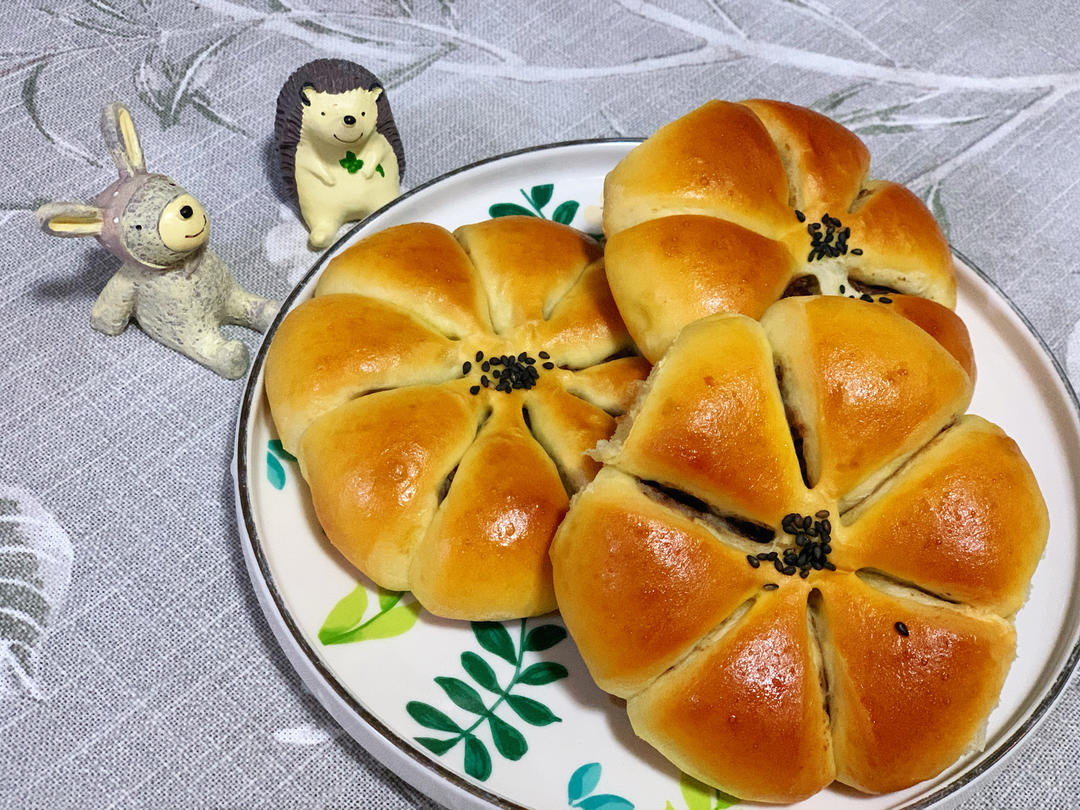 花瓣豆沙面包/黑芝麻馅小面包