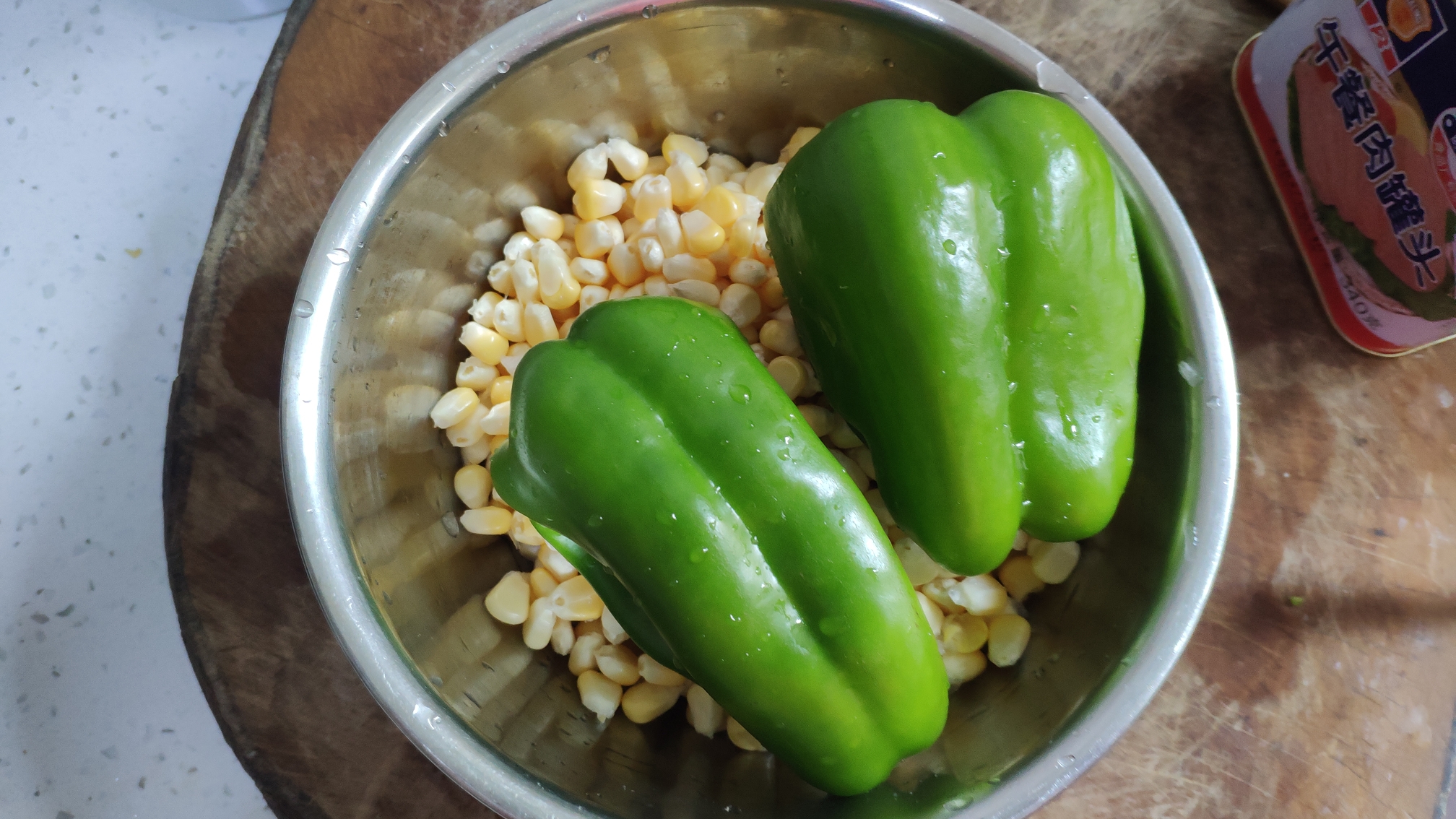 夏季开胃菜-青椒玉米的做法 步骤1