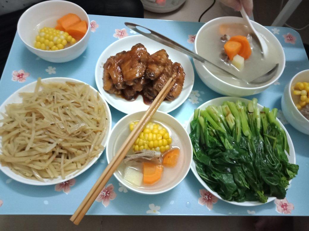 胡萝卜玉米排骨汤