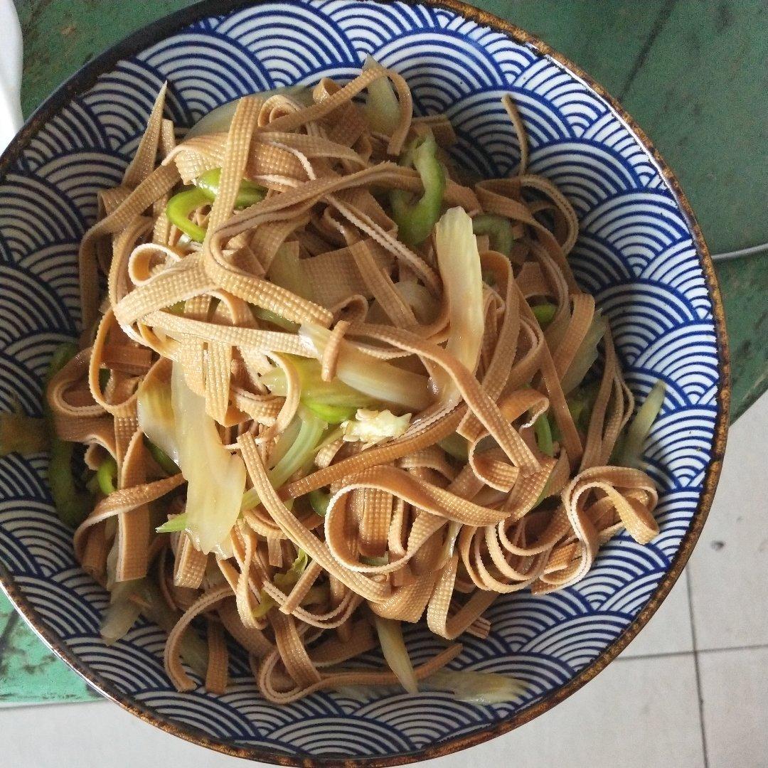 凉拌芹菜三丝