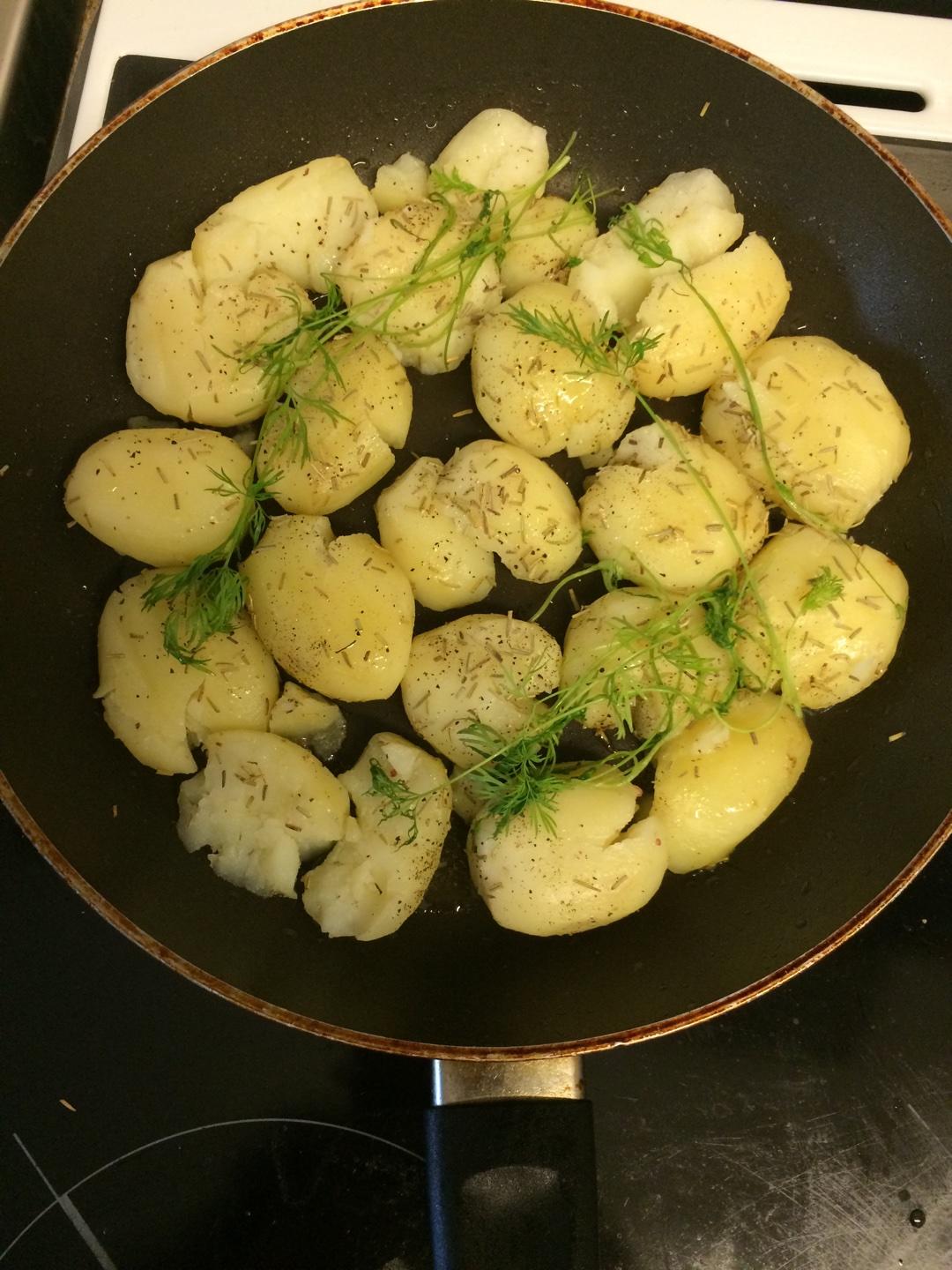 香煎莳萝小土豆的做法 步骤2