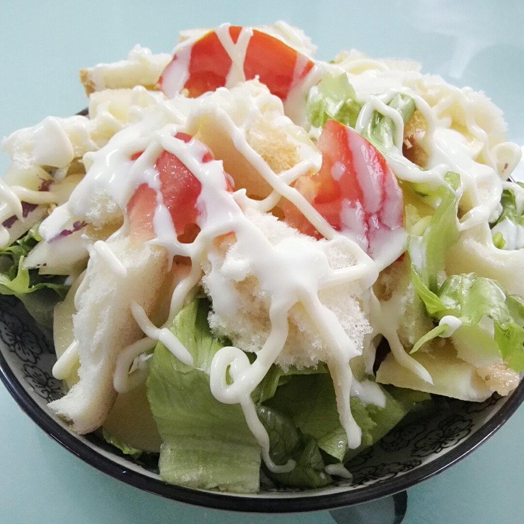 水里跳舞的鱼做的面包丁沙拉