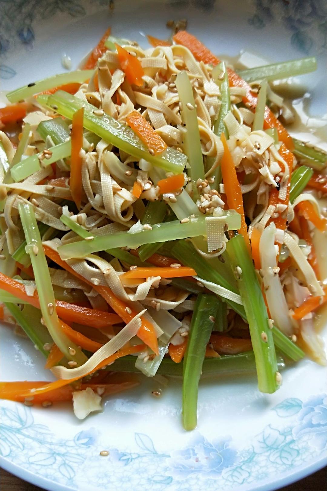 凉拌芹菜三丝