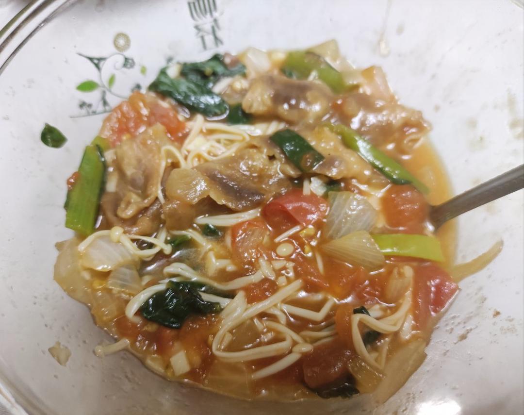 西红柿牛肉卷金针菇煲