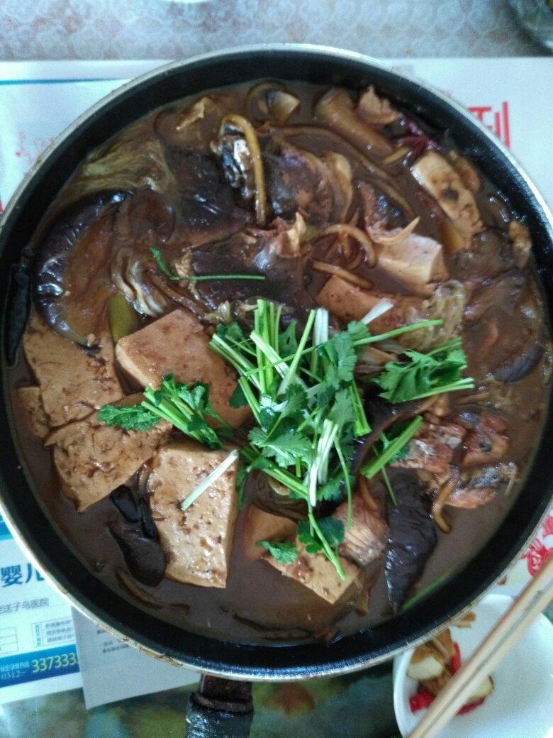 铁锅炖鱼配饼子