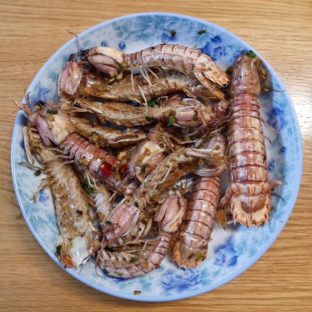 无油炸版的椒盐皮皮虾和巧拨虾壳的方法