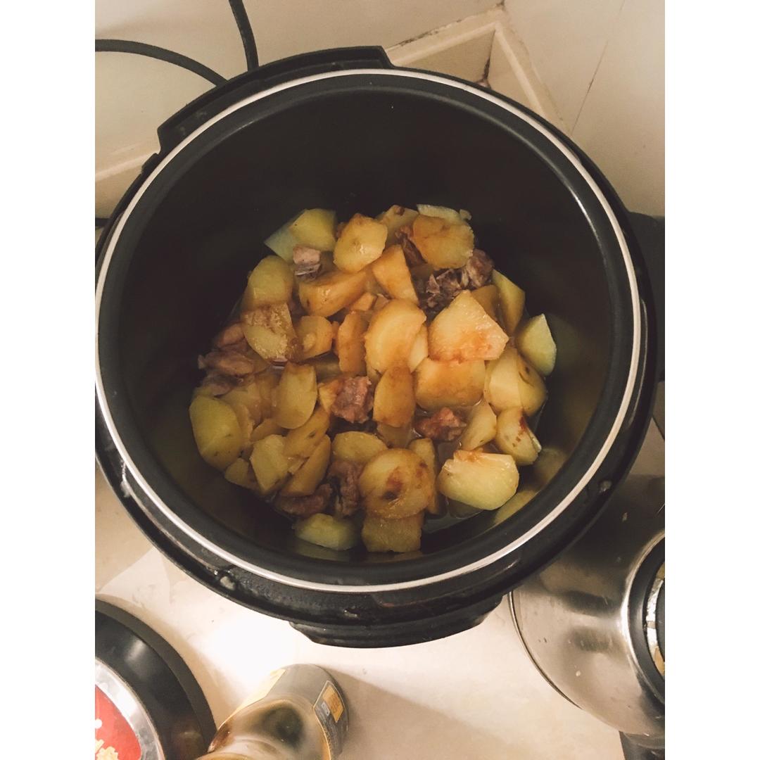 【电饭煲土豆焖排骨】