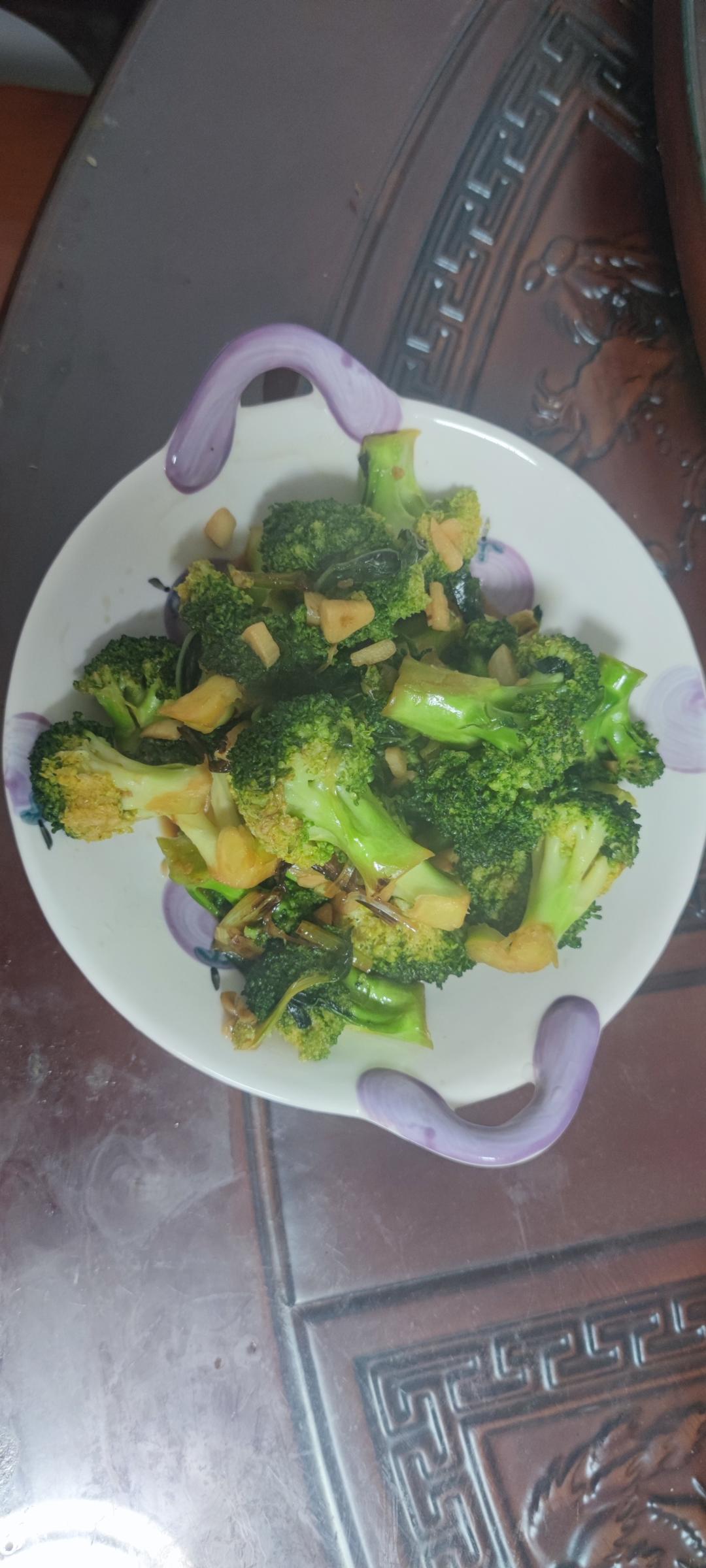 清炒西蓝花，口味清淡，营养价值高