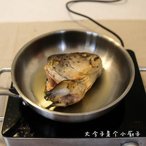 秋冬美人汤 | 三文鱼豆腐汤的做法 步骤2