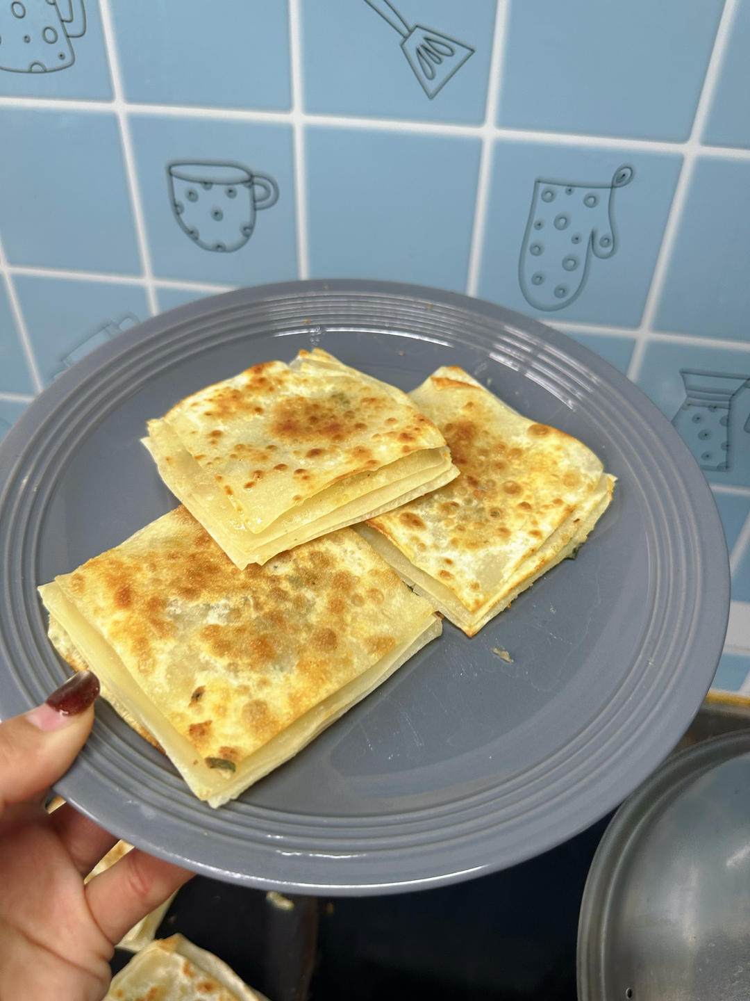 馄饨皮做葱油饼绝了的做法 步骤8