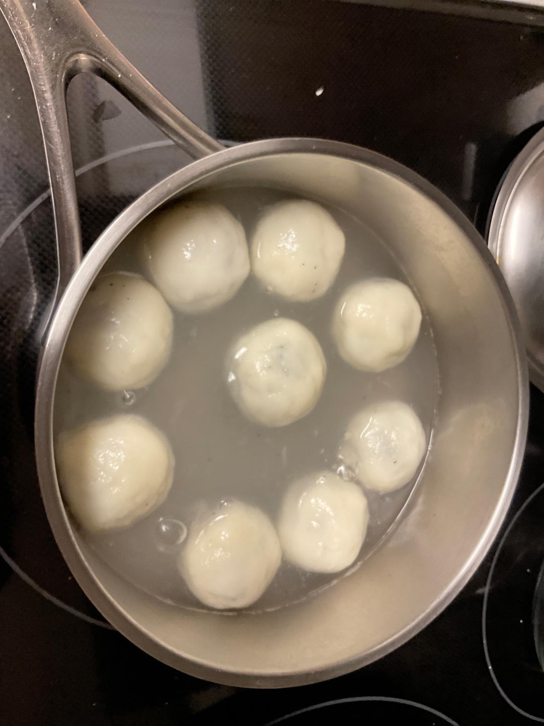 花生黑芝麻汤圆