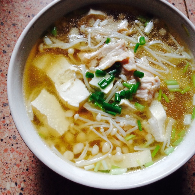 西柚维做的金针菇豆腐肉片汤
