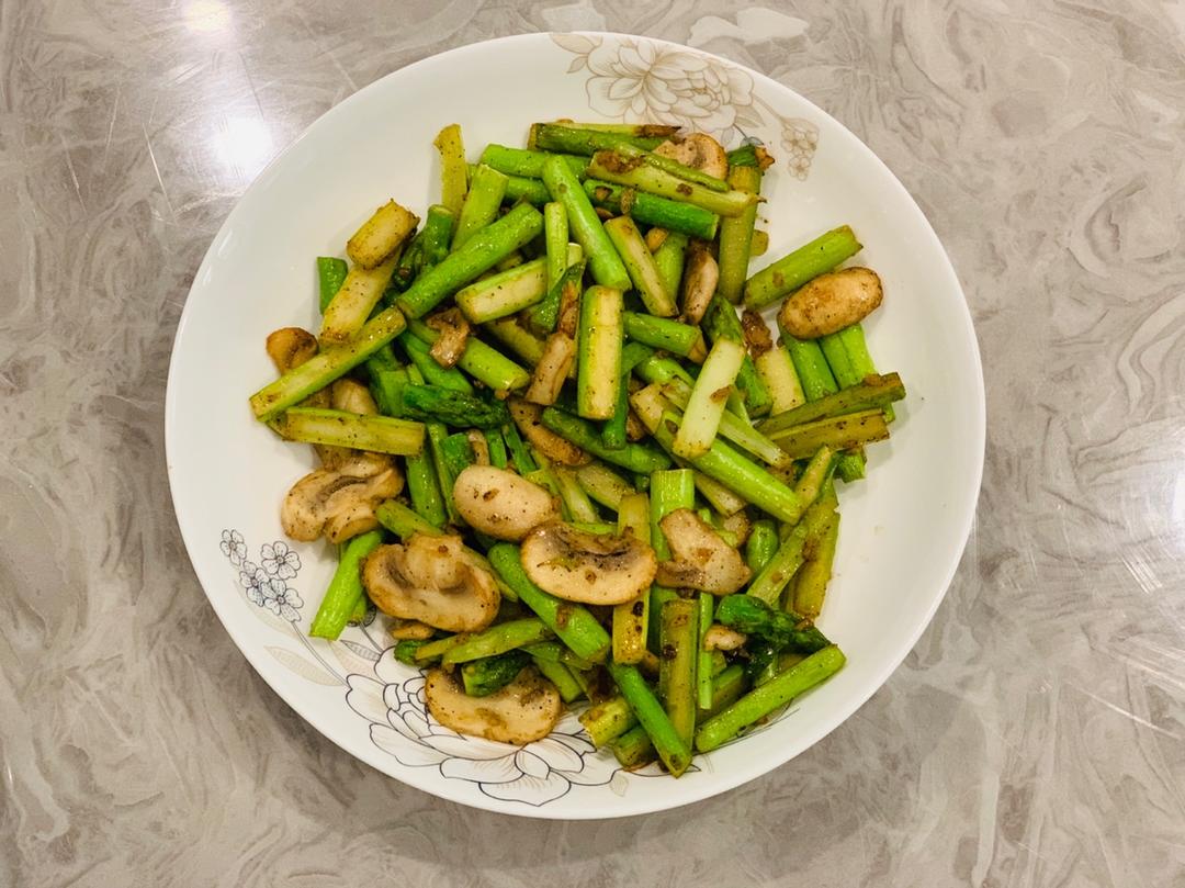 芦笋炒蘑菇
