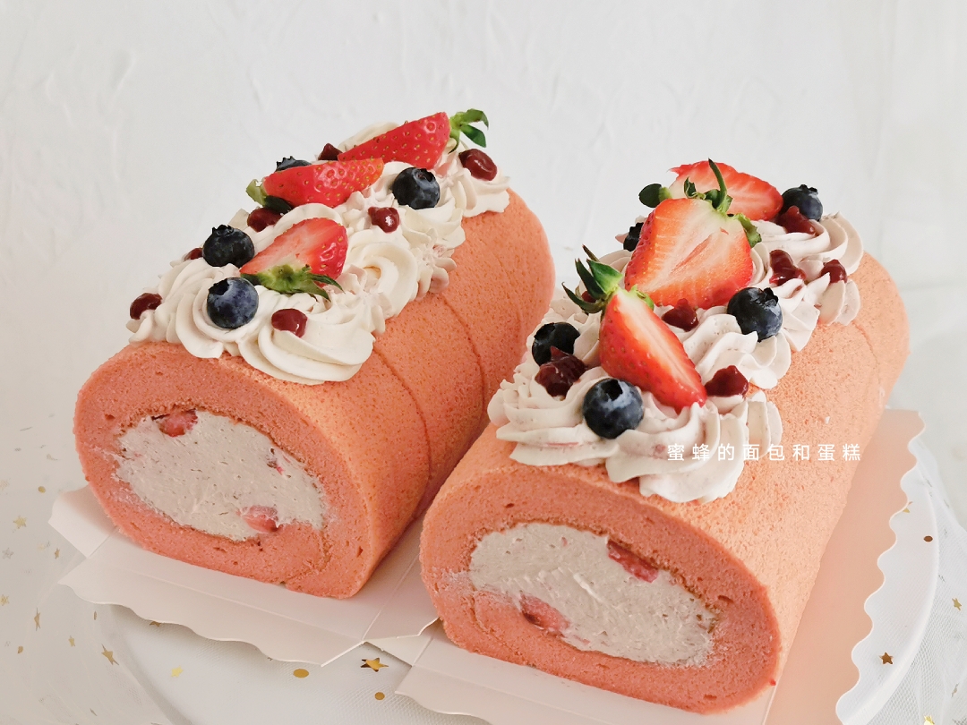 粉嫩草莓蛋糕卷的做法