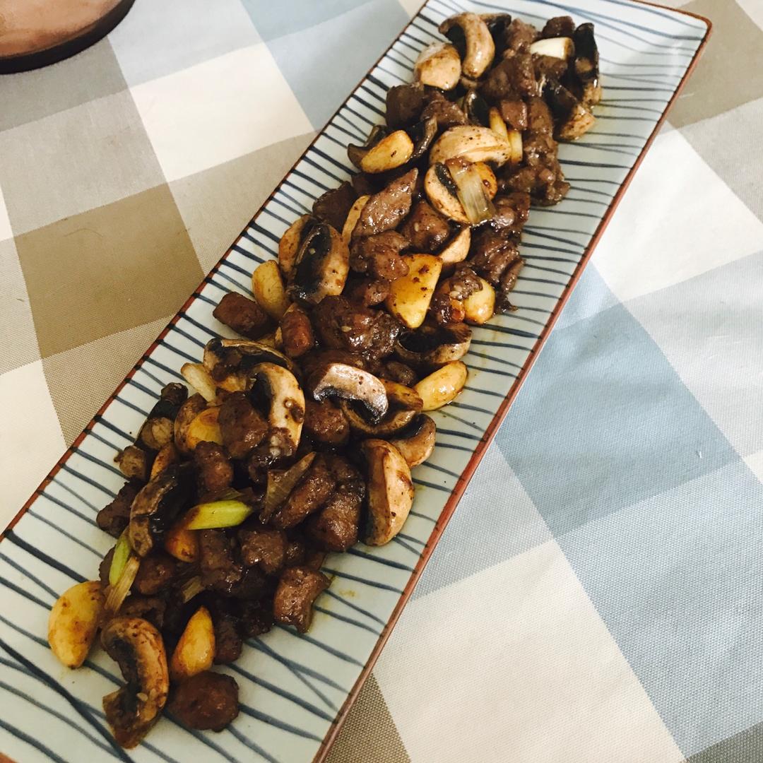 黑胡椒蒜子牛肉粒