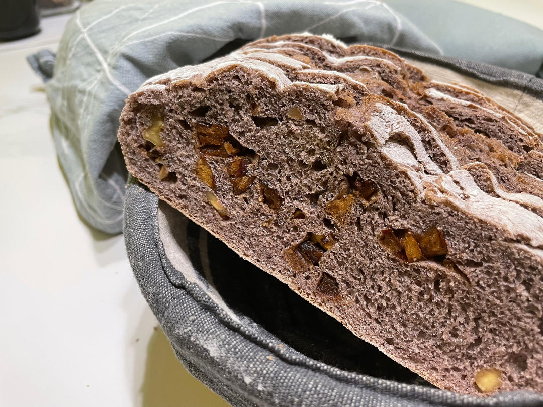 想吃好吃的面包，又想热量低？试试【全麦紫米枣香软欧包】