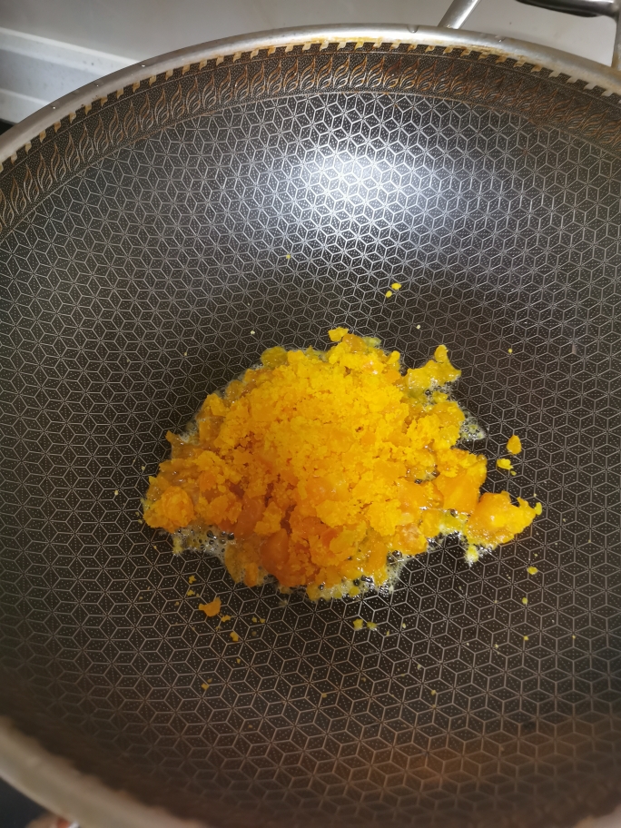 咸蛋黄炒蚕豆-春夏之交的专属味道的做法 步骤5