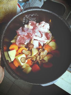 减肥无油低热量菜谱-松茸牛腱土豆胡萝卜无油炖的做法 步骤1