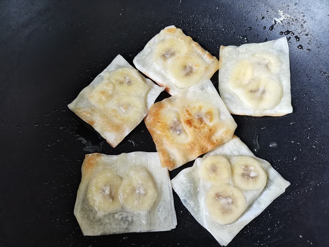 香蕉饼（香蕉味印度飞饼小馄饨皮版）的做法