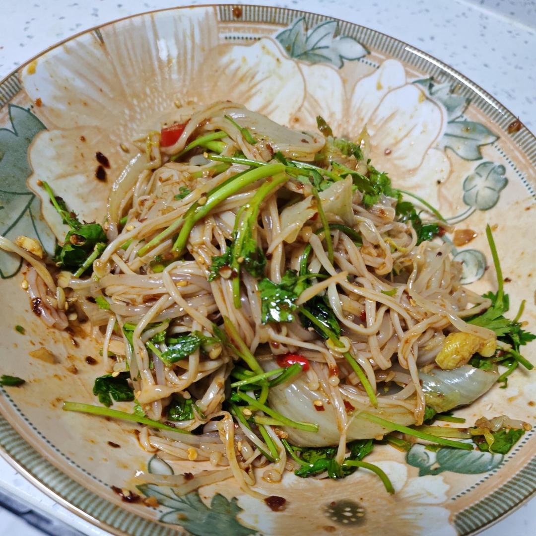解馋减脂餐！酸辣开胃又下饭的菠菜拌金针菇