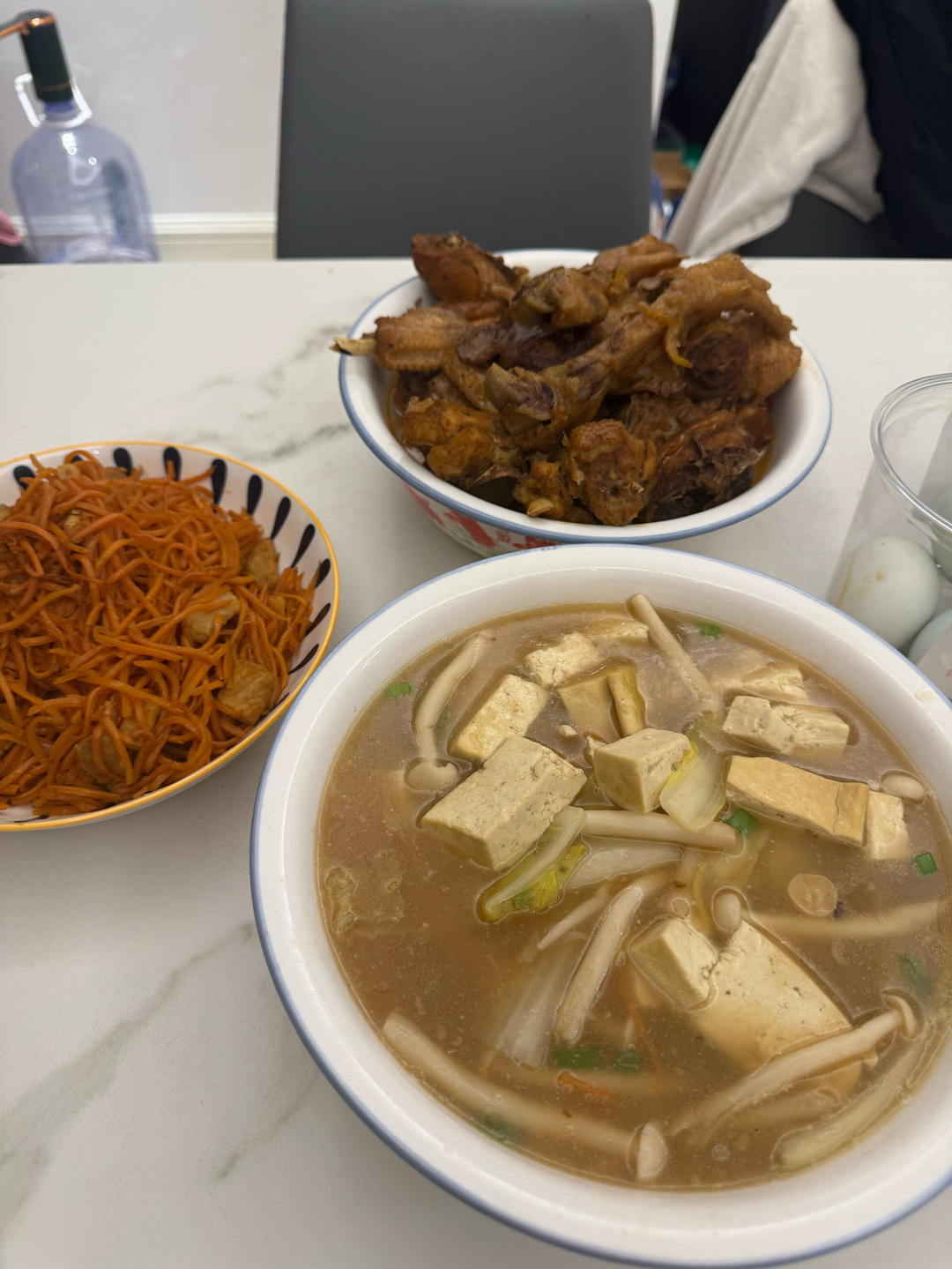 海鲜菇豆腐汤，超简单，晚上喝一碗暖暖的🍲