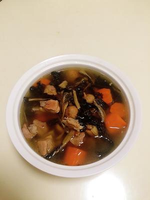 秋日润燥靓汤:白菜干胡萝卜无花果煲排骨的做法 步骤1