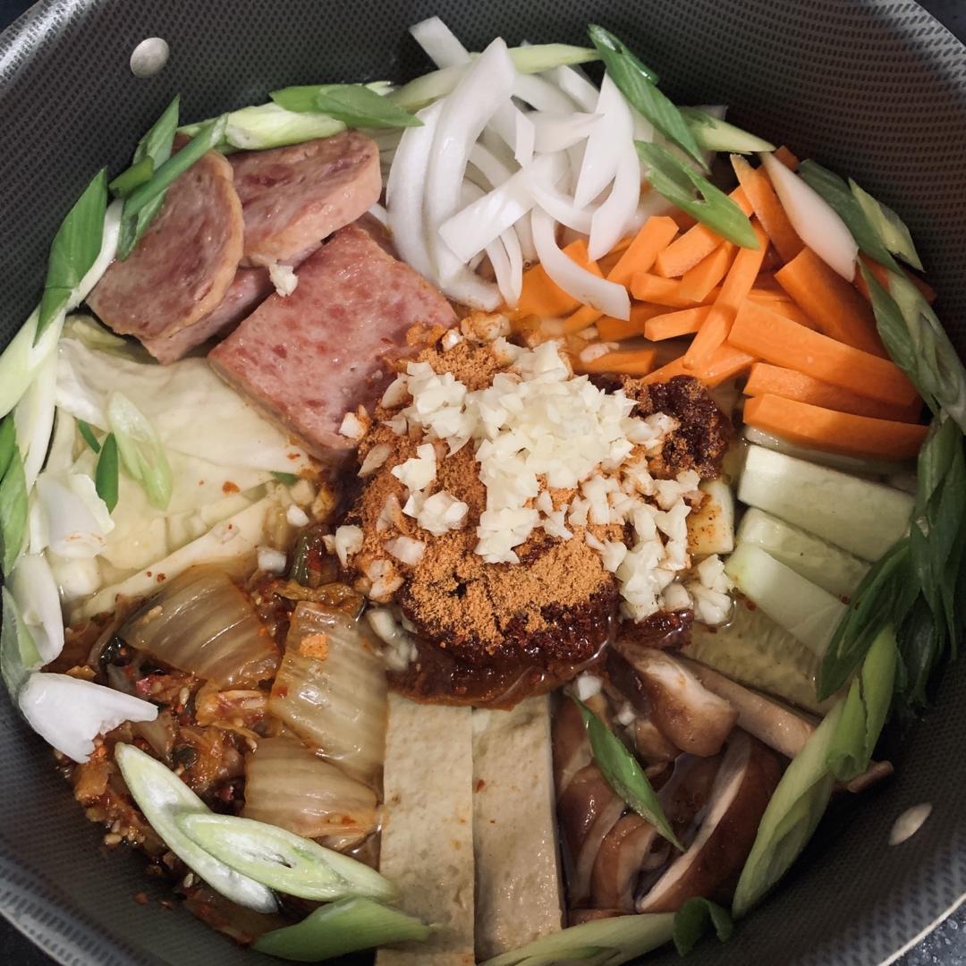 韩式部队锅 Korean Hot Pot (Budae-jjigae)