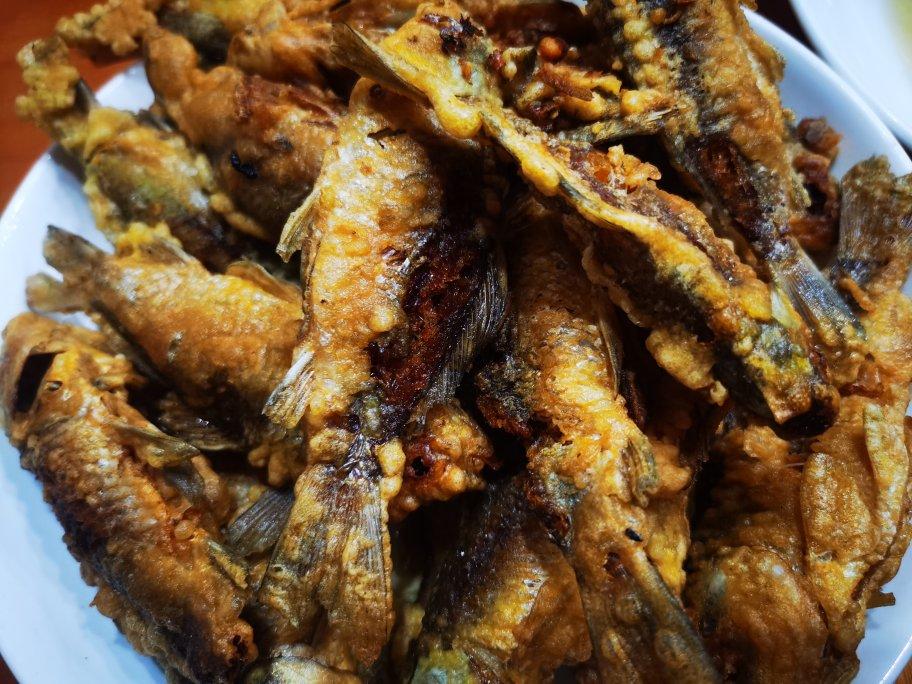 酥炸野生小鲫鱼