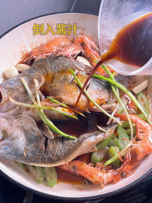鲈鱼鲜虾煲的做法 步骤7