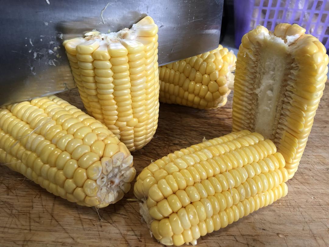 玉米烧排骨的做法 步骤3