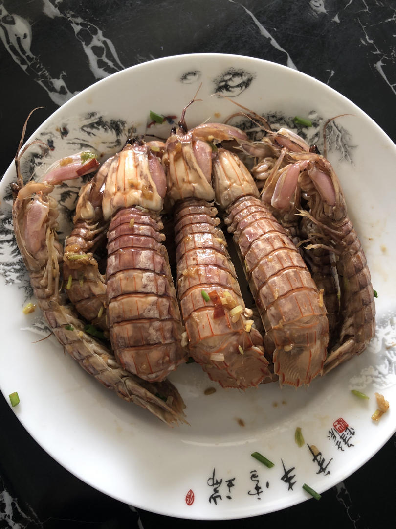 无油炸版的椒盐皮皮虾和巧拨虾壳的方法