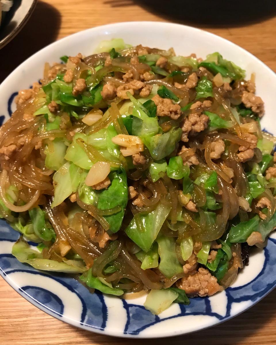 看似普通却超级下饭的圆白菜炒粉丝