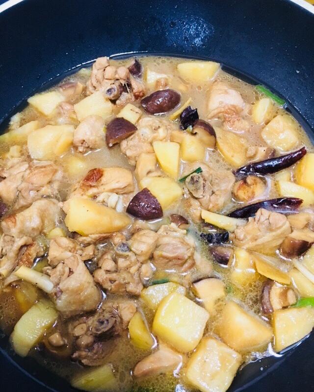 香菇土豆炖鸡块