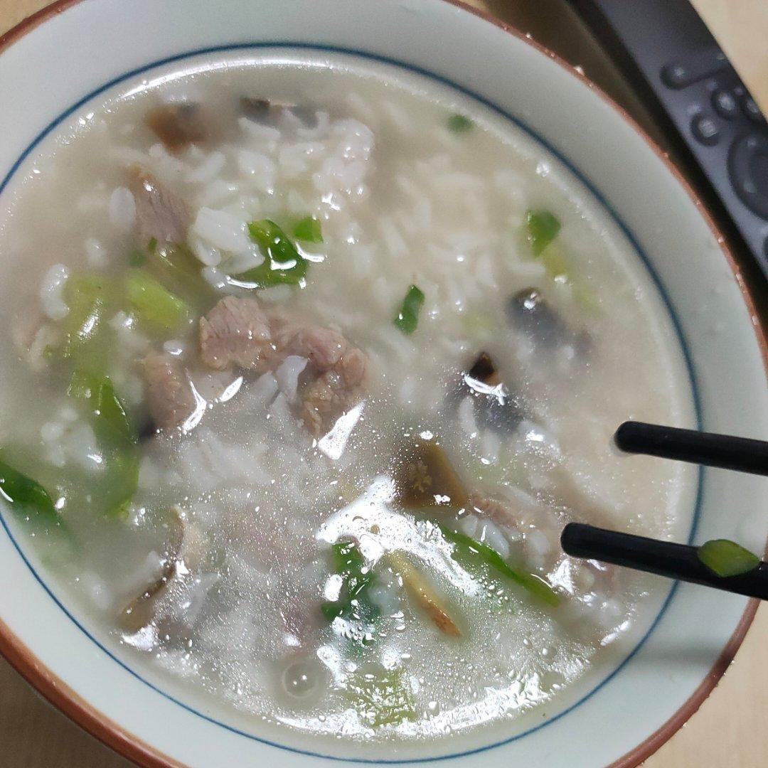 妈妈👩教我做的皮蛋瘦肉粥🥣简单快捷美味😋