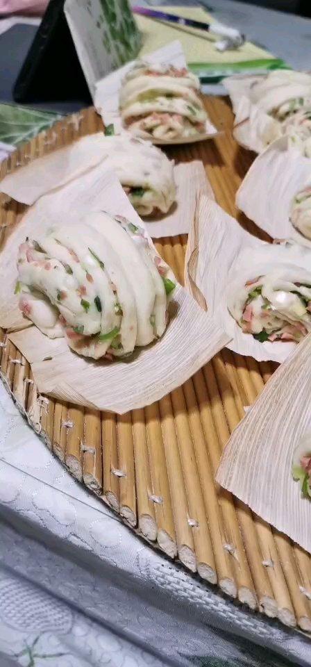 最好吃的火腿葱香花卷—附让葱不变黄的小窍门