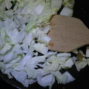 白菜虾米炖煎豆腐的做法 步骤3