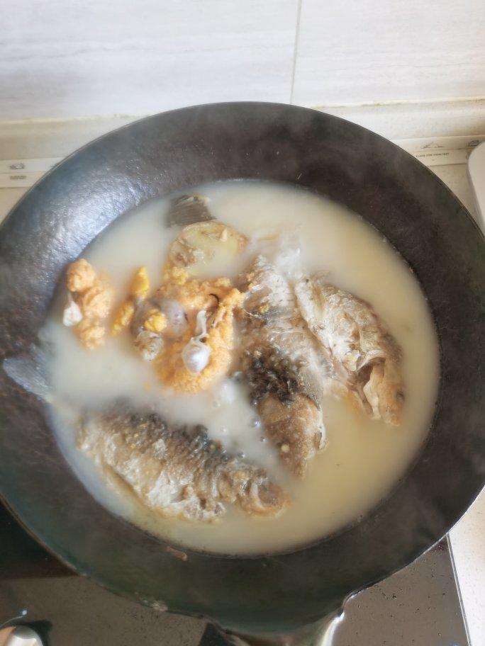 安然无恙002做的清炖鲫鱼汤 三个关键步骤让你轻松炖出汤浓味鲜色白似