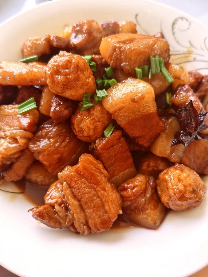 加了鹌鹑蛋后，这盘红烧肉，美味的逆天啦——鹌鹑蛋烧肉（孔瑶食谱）