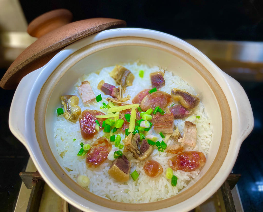 保姆级的「腊味煲仔饭2.0」加强版来了，地道老广味～
