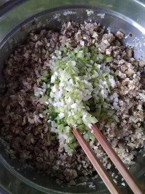 小白菜豆皮香菇粉丝馅水饺的做法 步骤4