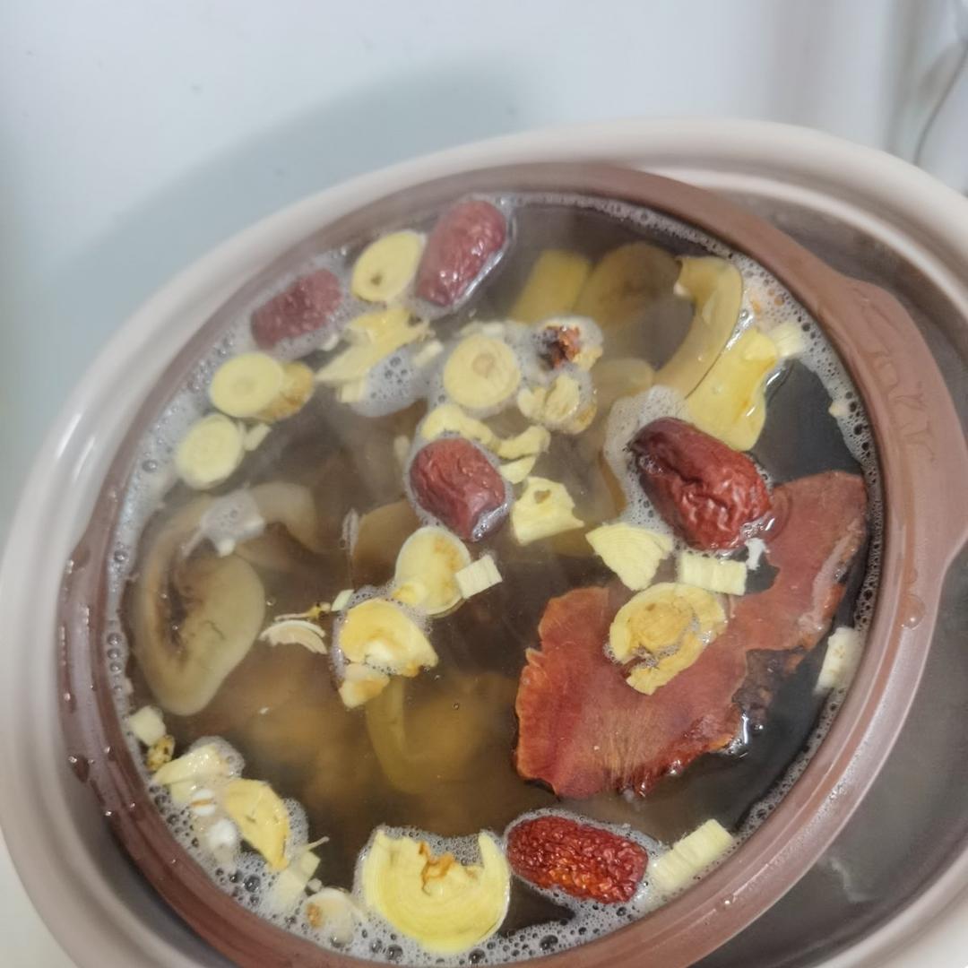 五指毛桃花胶鸡汤