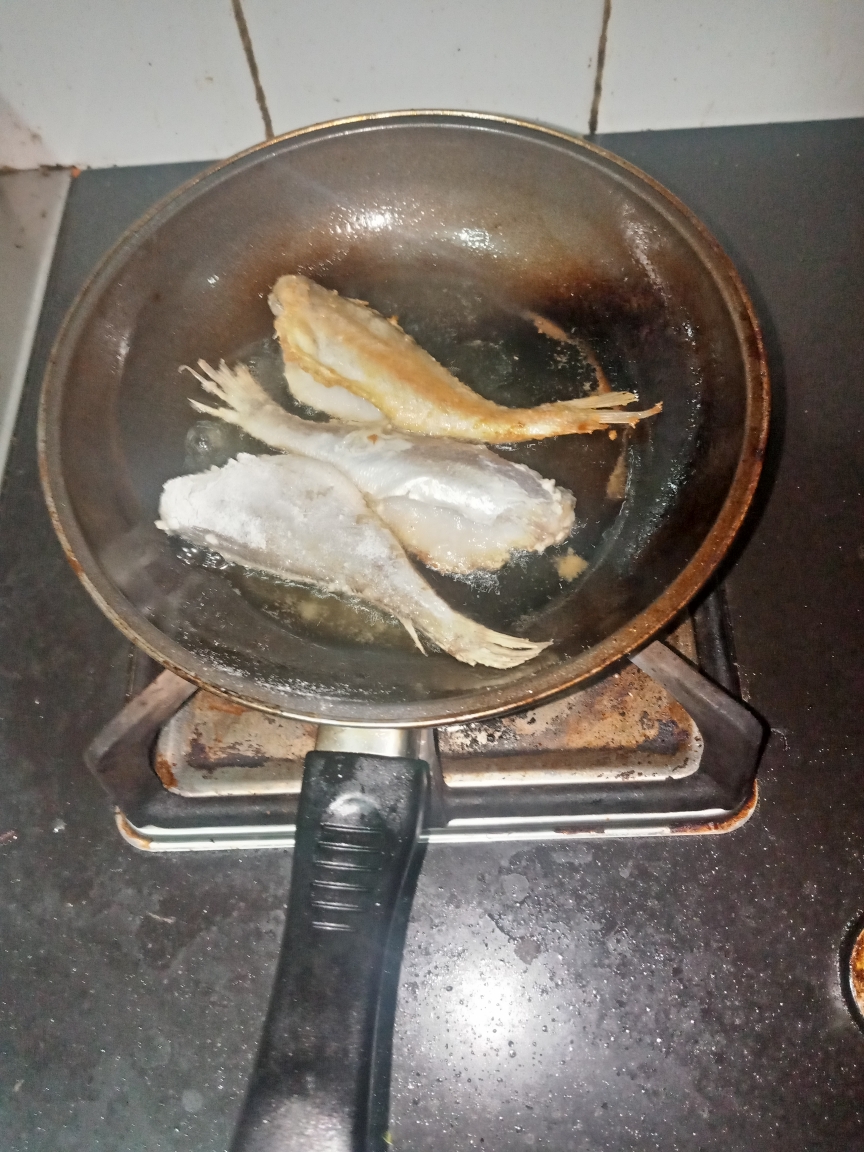 油炸小黄鱼的做法 步骤3