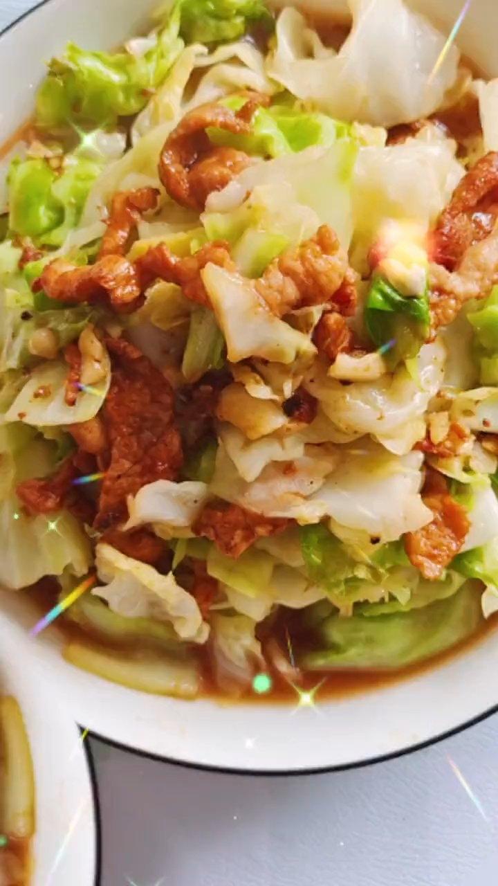 手撕包菜（五花肉版，又简单又下饭）