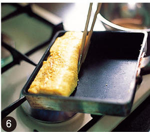 鸡蛋烧——《深夜食堂》料理设计师饭岛奈美的私房笔记的做法 步骤6