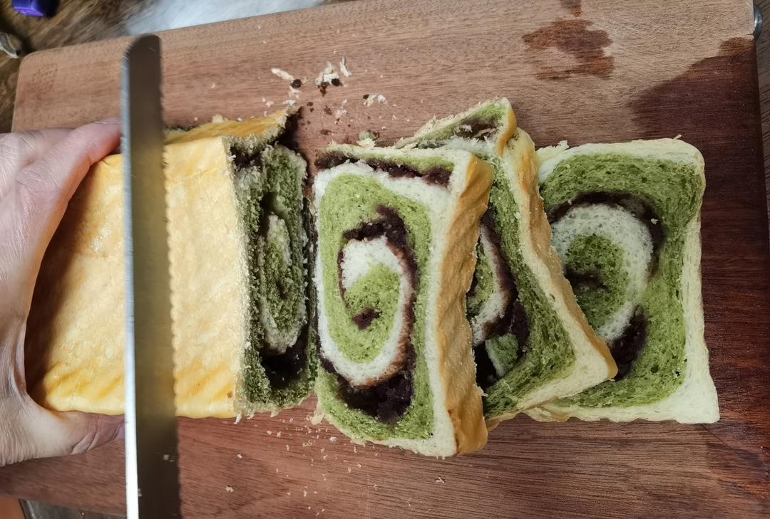 清香柔软的抹茶红豆吐司
