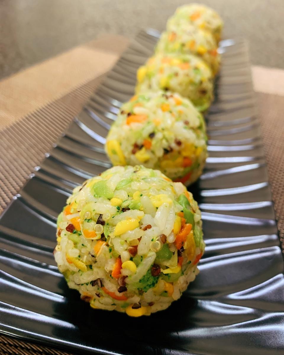 爱吃菜滴团儿做的三色藜麦蔬菜饭团