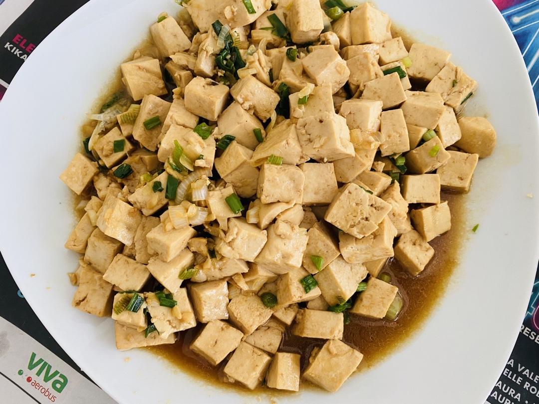 不放肉也超下饭的葱焖豆腐