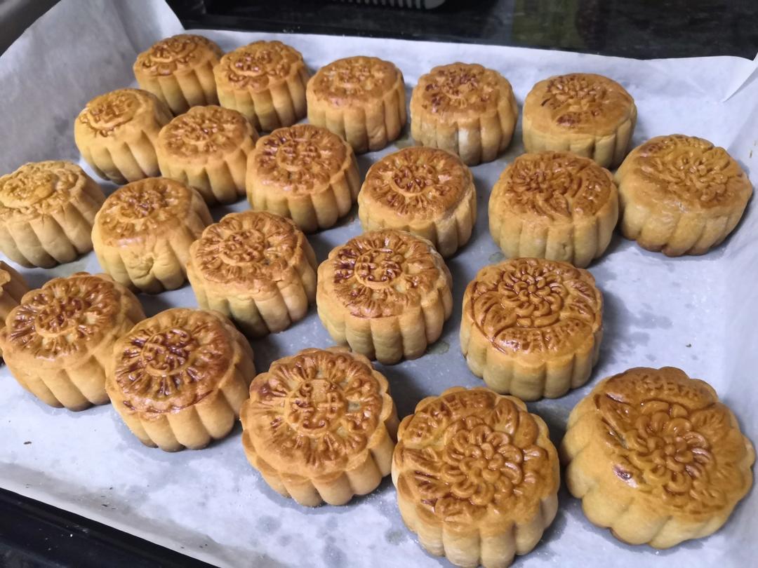 广式月饼—蛋黄芝麻月饼