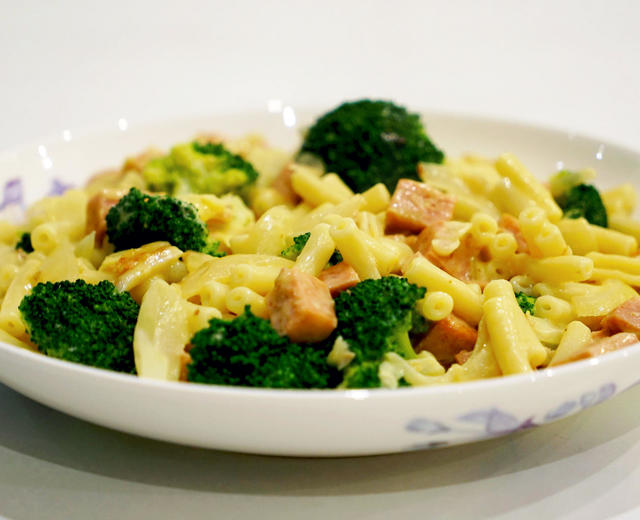 芝香火腿西兰花意面［Cheesy ham & broccoli pasta］的做法